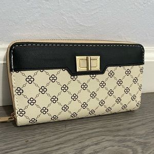 NWOT Accordion Zip around Wallet